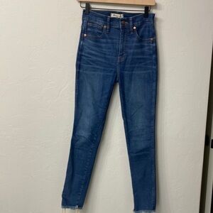 Madewell 10” high rise skinny raw hem jeans size 25.